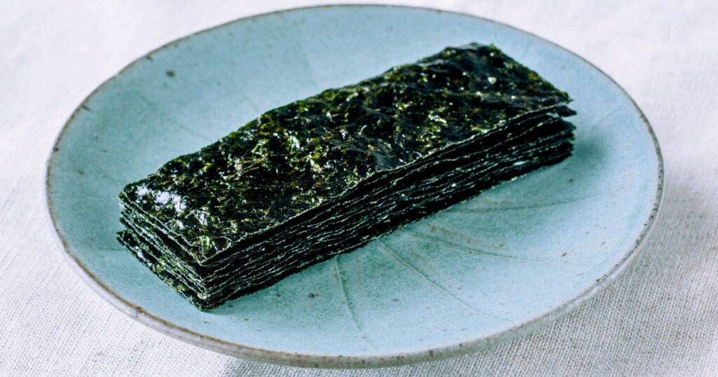 有明海産の一番摘み海苔を使用した味付け海苔の実写画像。有明漁師海苔の海苔漁師が食味を追求して育てた、艶のある深い色味と柔らかな質感が特徴の高級海苔。