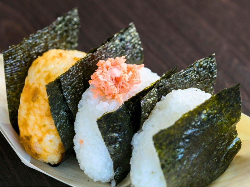 一番摘みの有明海産味付け海苔を巻いた、鮭おにぎりなど、味付けおにぎりに有明漁師海苔の味付け海苔を巻いた実際の画像。海苔がご飯に馴染んでも硬くならず、サクッと噛み切れる柔らかい質感が特徴。