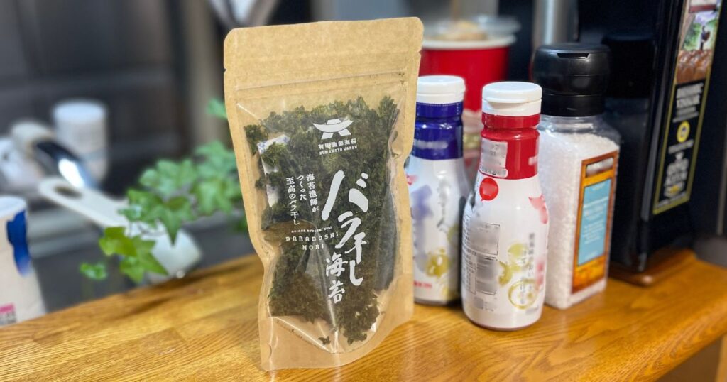 バラ干し海苔は、袋から取り出してそのまま使える便利な海苔。味噌汁や麺類、ご飯に乗せるだけで香りと旨味を手軽に加えられる