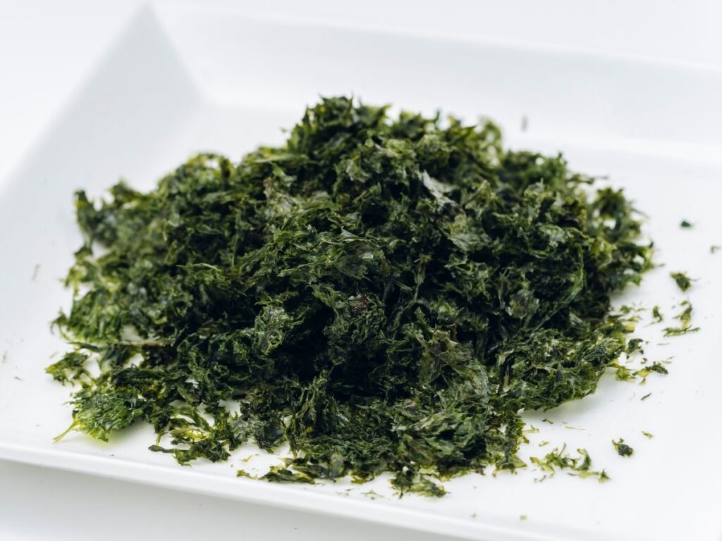 バラ干し海苔は、板海苔になる前の海苔をばらの状態で乾燥させた食材。あおさや板海苔、海苔の佃煮とは形状や使い方、風味が異なる